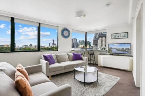 1-Bed Brisbane City Pad with Sweeping Views